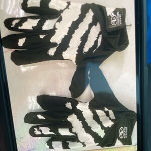 Man L/XL Athletic Works Black and White Sports Gloves